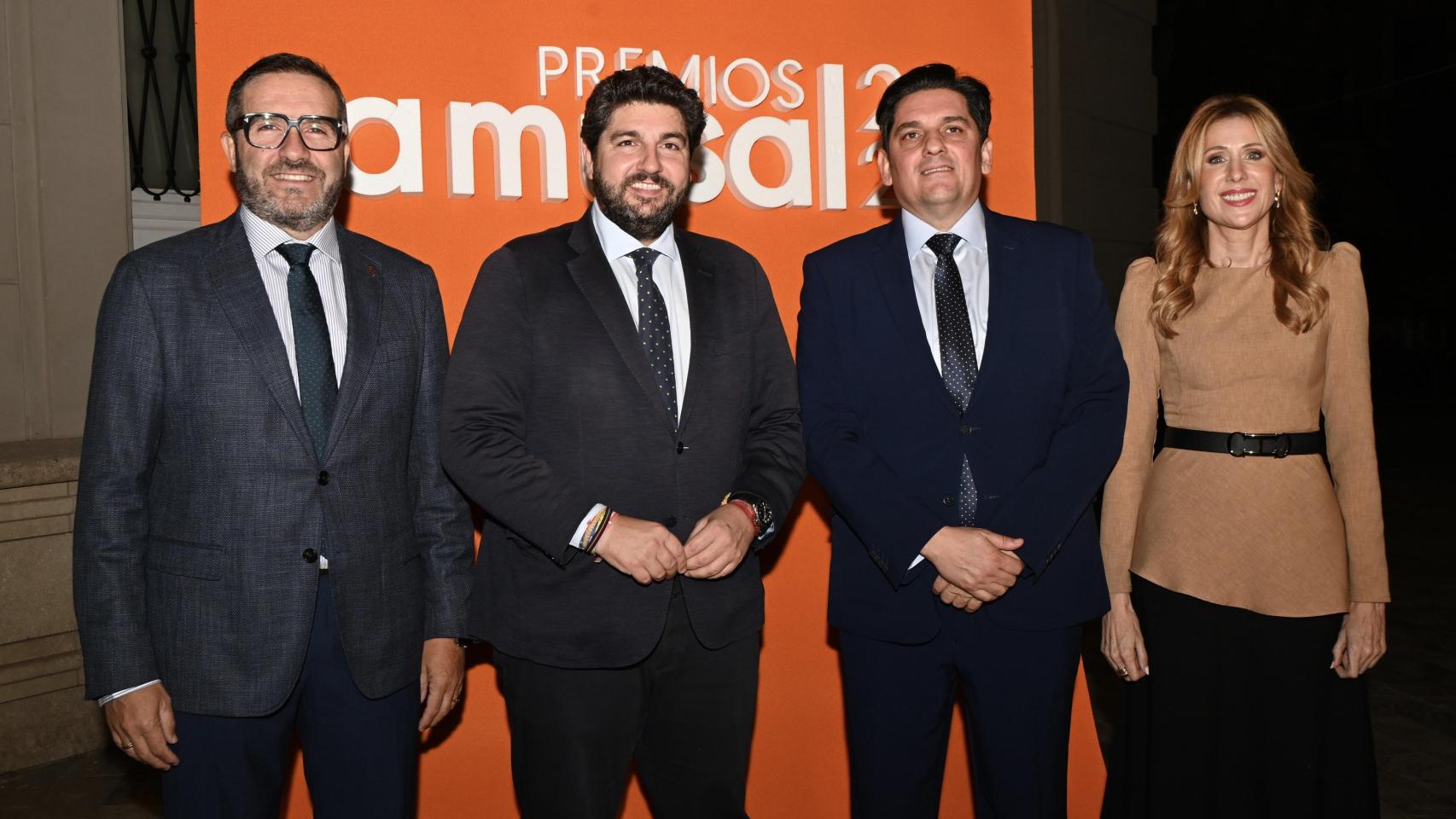 Fernando López Miras (segundo por la izquierda) clausura los 'Premios Amusal 2024'.