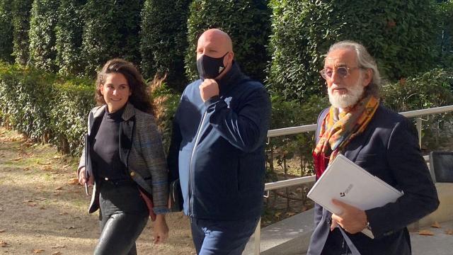 El empresario Álvaro Romillo, junto a sus abogados, en la Audiencia Nacional, este miércoles.