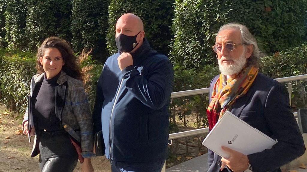 El empresario Álvaro Romillo, junto a sus abogados, en la Audiencia Nacional.