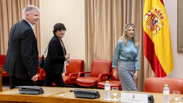 El catedrático de Economía Aplicada de la Universidad de Vigo, Santiago Lago Peñas; la catedrática de la Universidad de Alcalá, Olga Cantó, y la vicepresidenta segunda del Gobierno y ministra de Trabajo, Yolanda Díaz;.