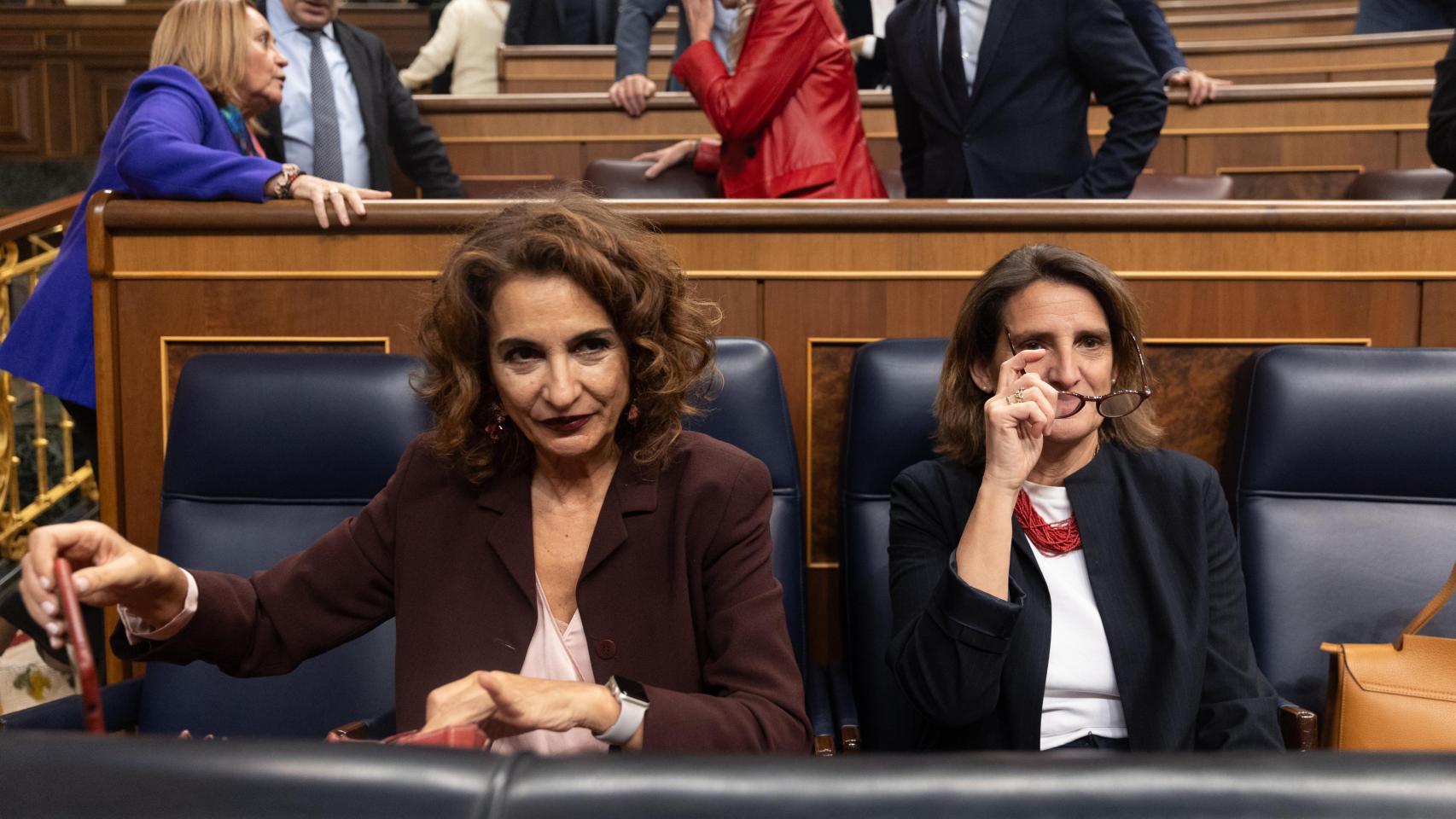 Las vicepresidentas María Jesús Montero y Teresa Ribera, en el Congreso.