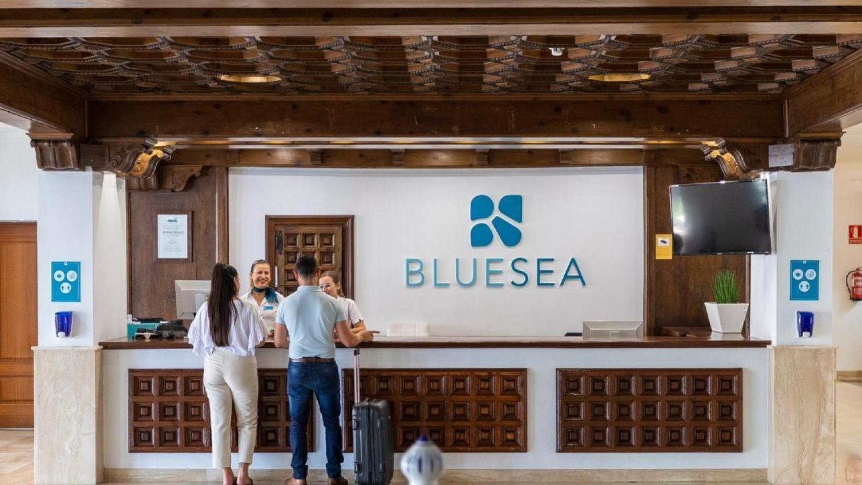 Recepción de un hotel BlueSea.