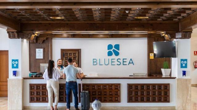 Recepción de un hotel BlueSea.