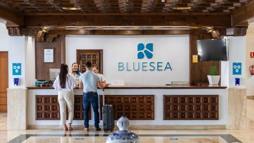 Recepción de un hotel BlueSea.