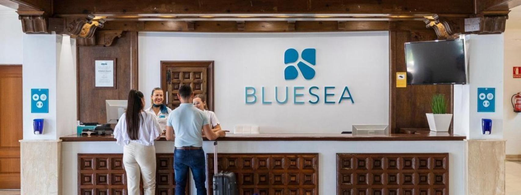 Recepción de un hotel BlueSea.