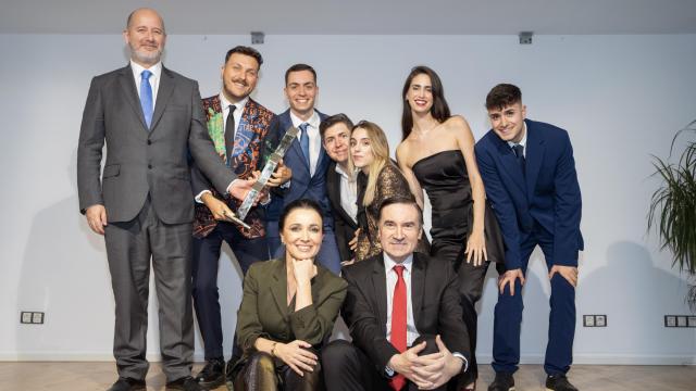 Cruz Sánchez de Lara, vicepresidenta ejecutiva, y Pedro J. Ramírez, presidente ejecutivo, con el equipo de redes sociales de EL ESPAÑOL en 'Los Mejores de PR'