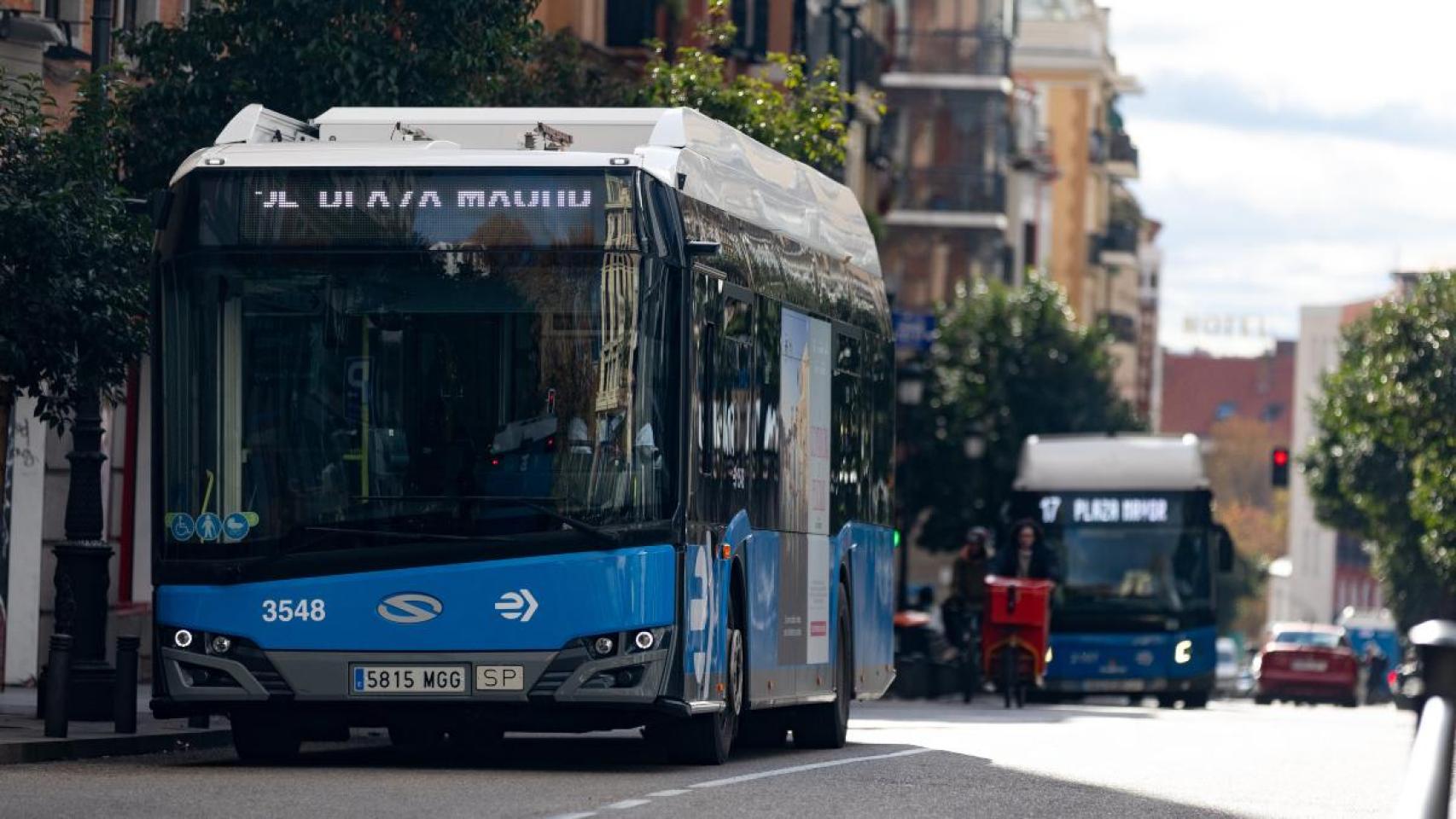 Dos autobuses de la EMT de Madrid.