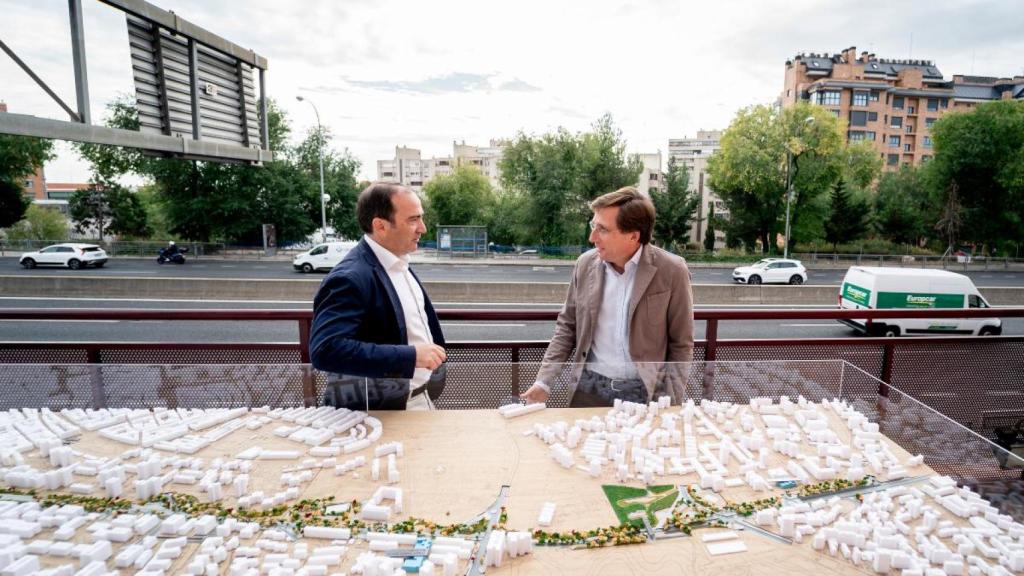 El delegado de Urbanismo, Medio Ambiente y Movilidad, Borja Carabante, y el alcalde de Madrid, José Luis Martínez-Almeida, delante de una maqueta del Paseo Verde del Suroeste.