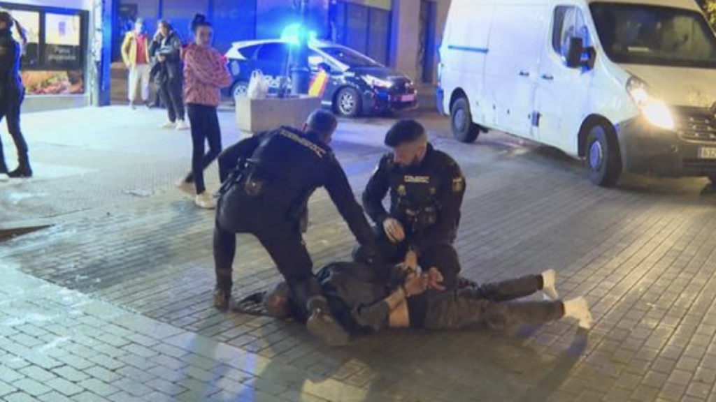 La Policía efectuando una detención en Lavapiés.