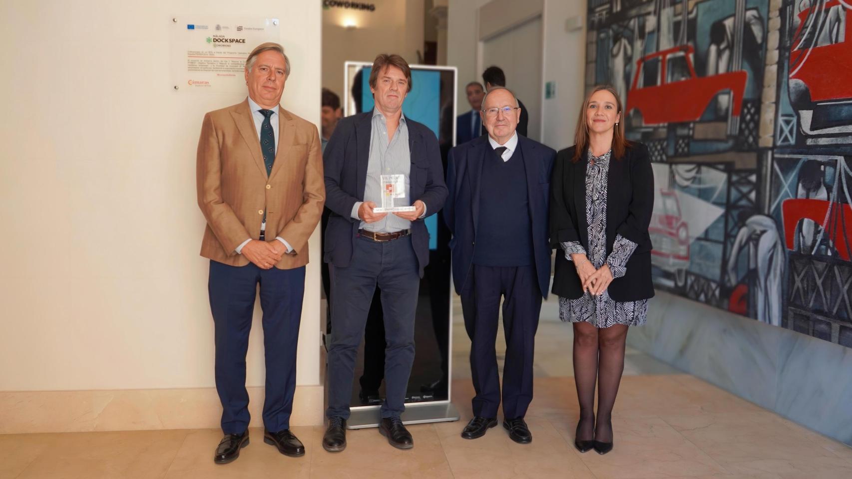 Carlos Cintora, CEO de Fumi-Hogar, posa con el premio.