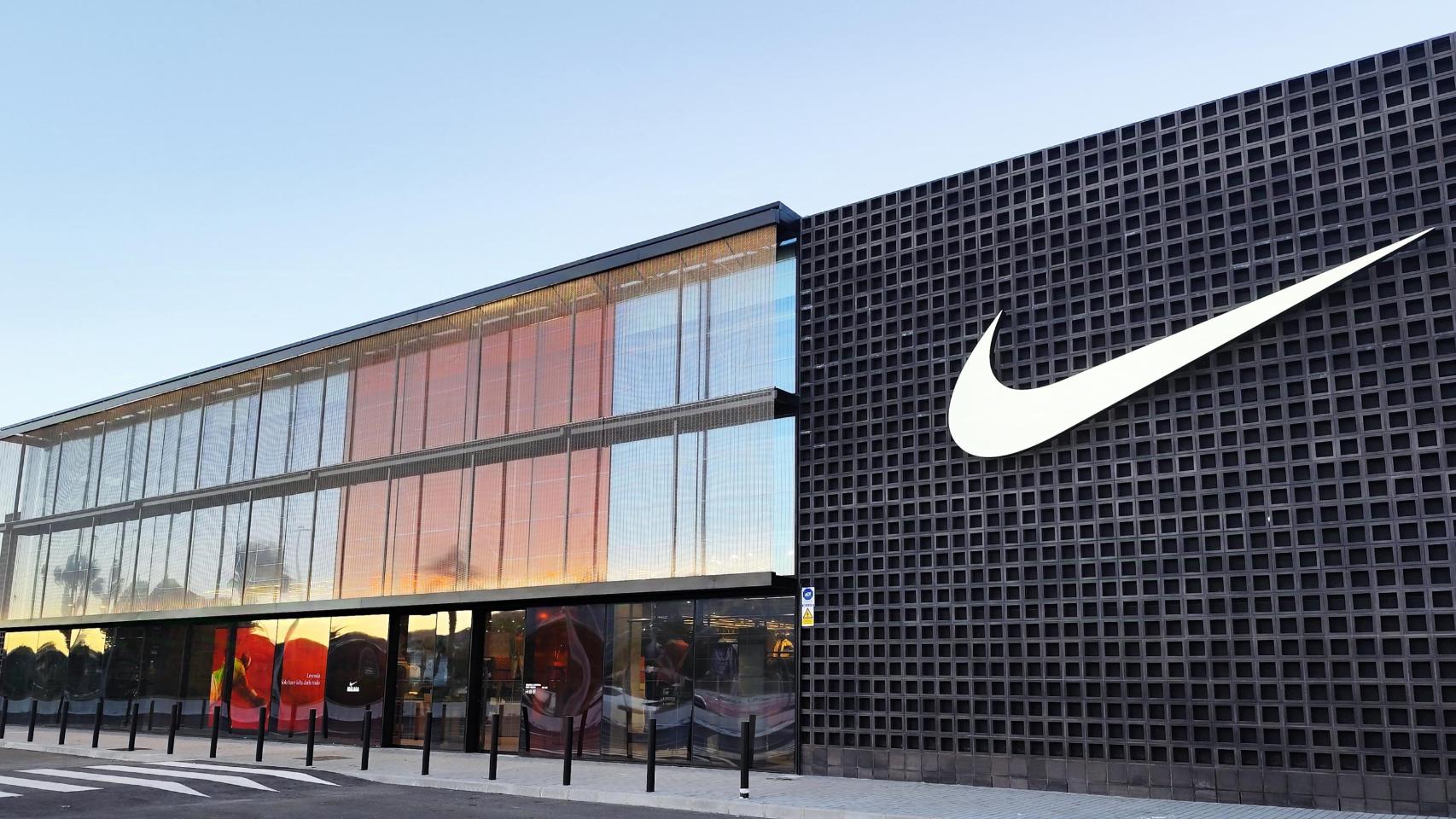 Imagen de la fachada principal de la nueva tienda Nike en Málaga.