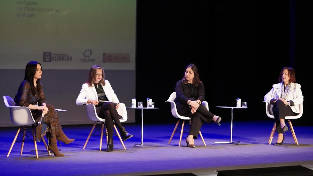 Cruz Sánchez de Lara, Carmen Martínez Perza, Miriam Andrés y Teresa Peramato durante una de las mesas de la jornada.