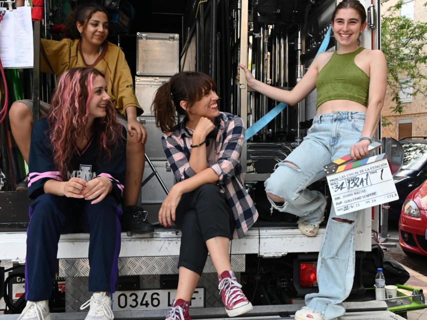 Macías, con las actrices protagonistas, Julieta Tobío, Salua Hadra y  María Steelman.