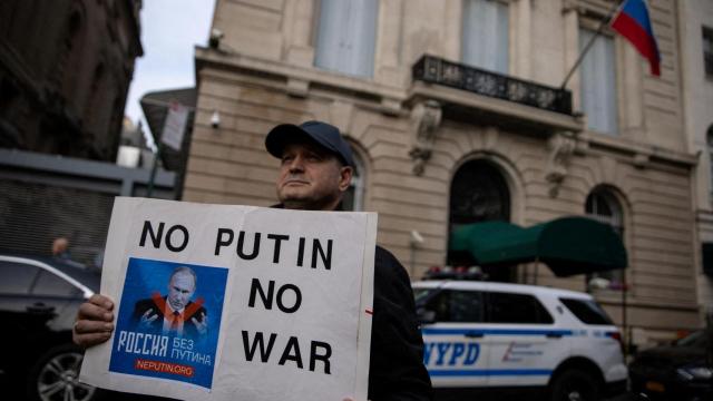 Un manifestante, anteayer, en el consulado de la Federación Rusa de Nueva York.