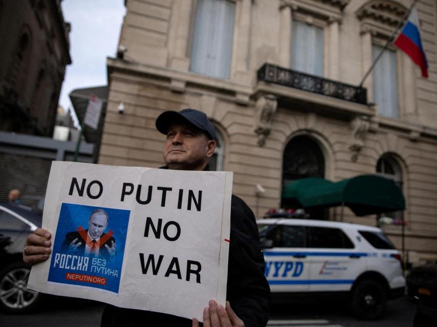 Un manifestante, anteayer, en el consulado de la Federación Rusa de Nueva York.