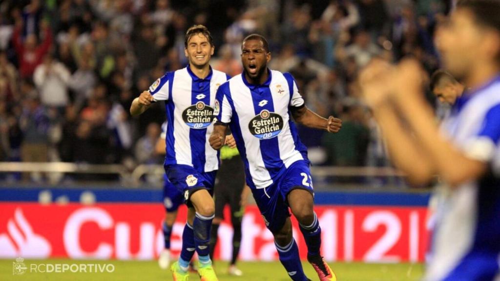 Ryan Babel celebra su gol contra el Sporting de Gijón en 2016