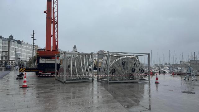 Empieza en A Coruña el montaje de la bola de Navidad de la Marina