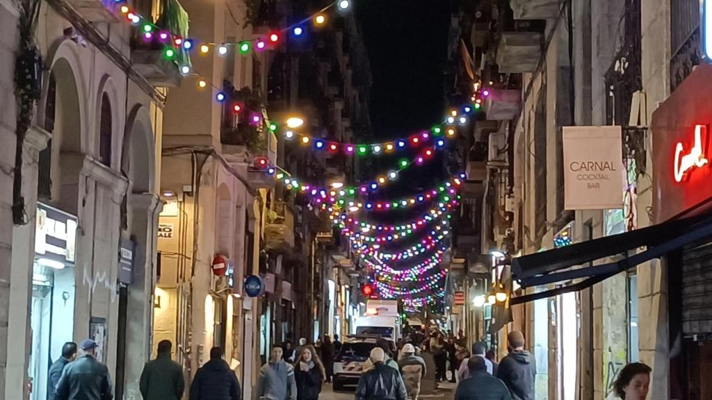 El Raval de Barcelona decorado con luces de Navidad.