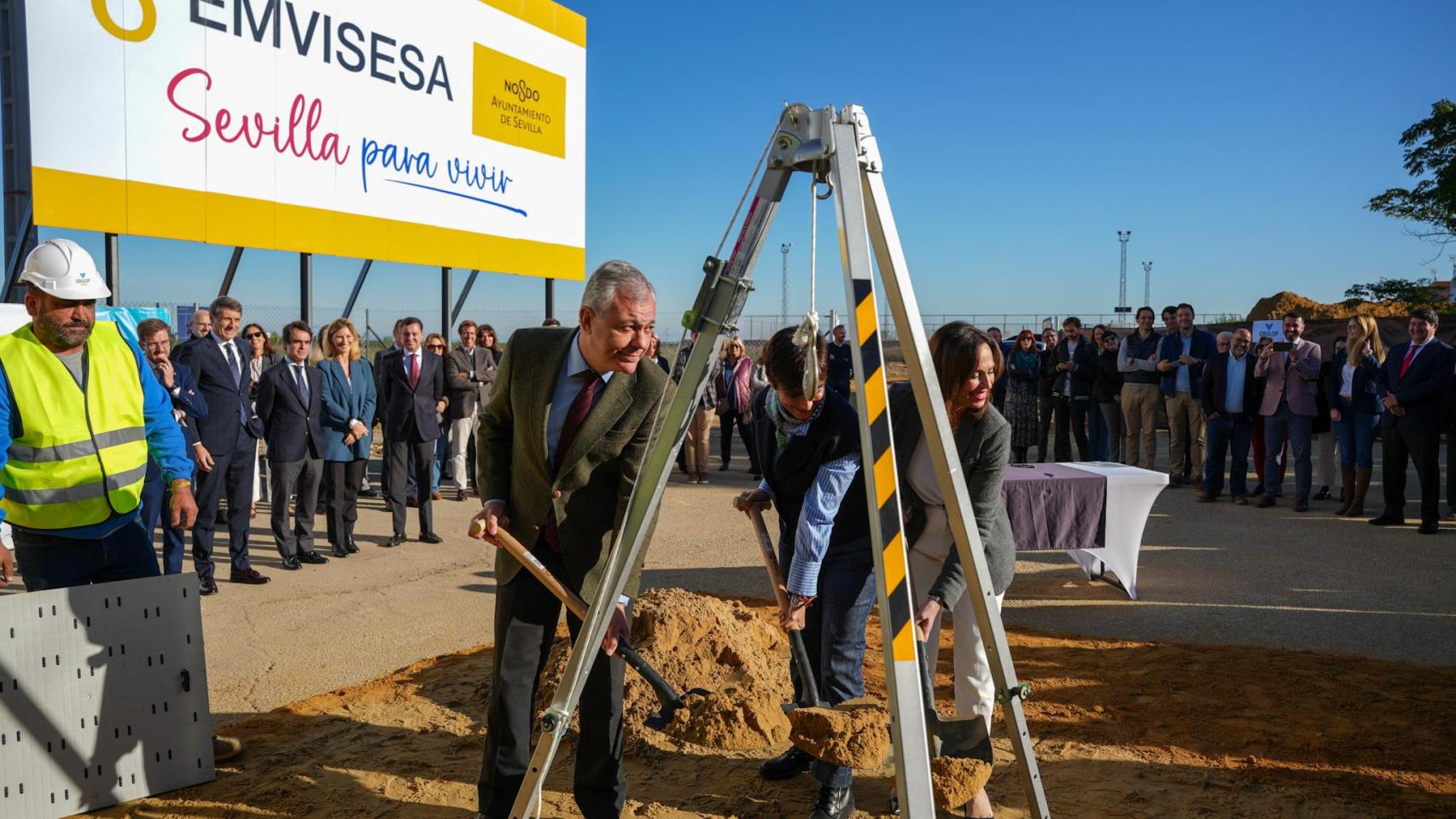 José Luis Sanz, Isabel Rodríguez y Rocío Díaz colocan la primera piedra de la nueva promoción en Valdezorras.