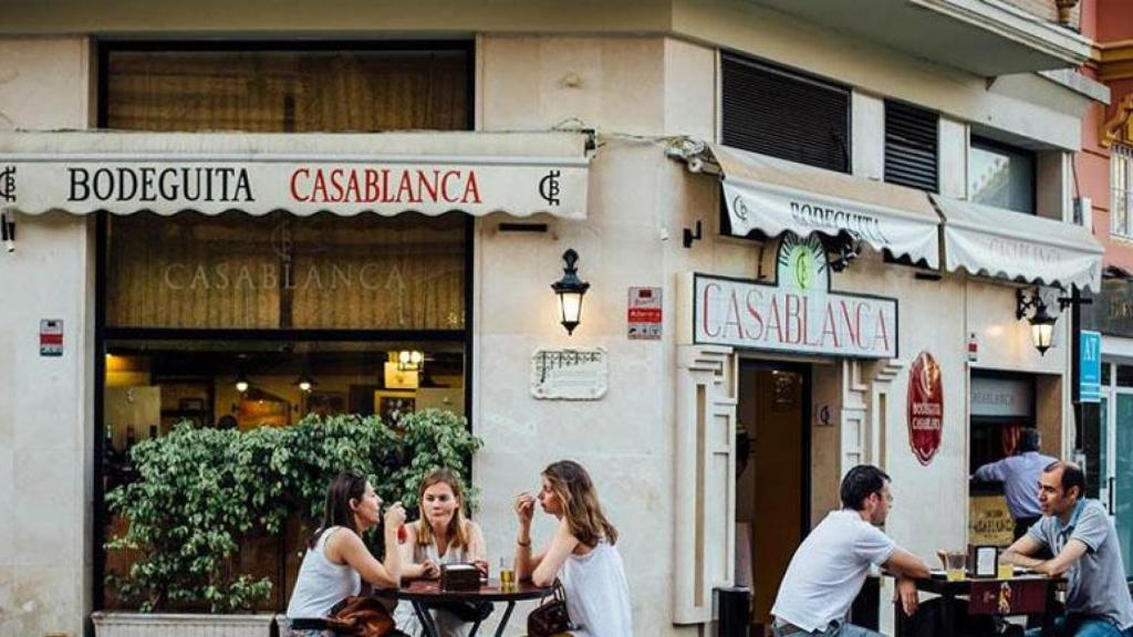 Veladores en la Bodeguita Casablanca.