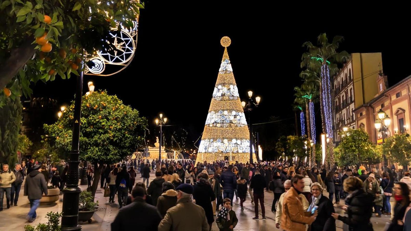 Sevilla iluminada por Navidad. Imagen de archivo