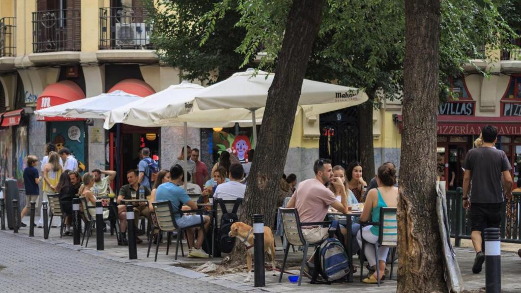 Gente en una terraza.