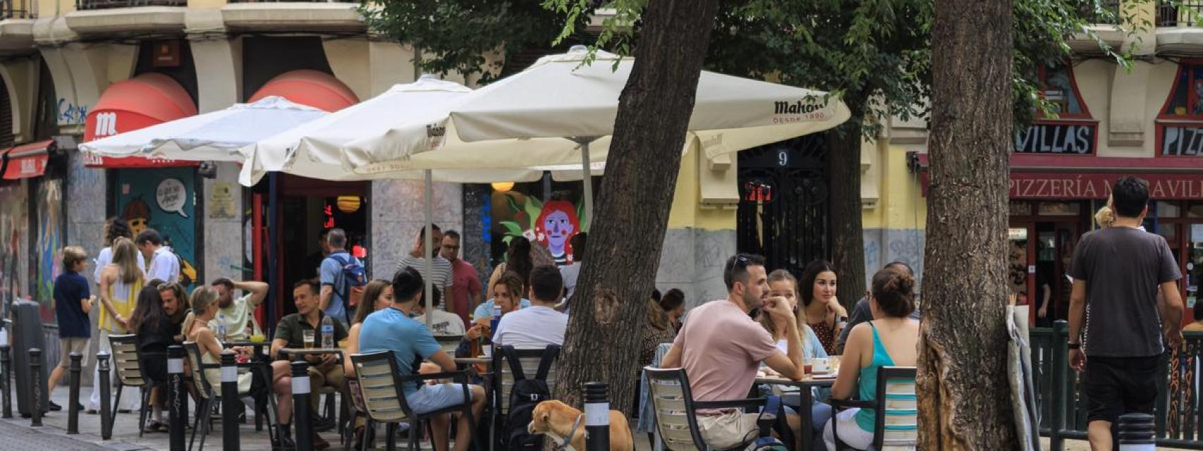 Gente en una terraza.