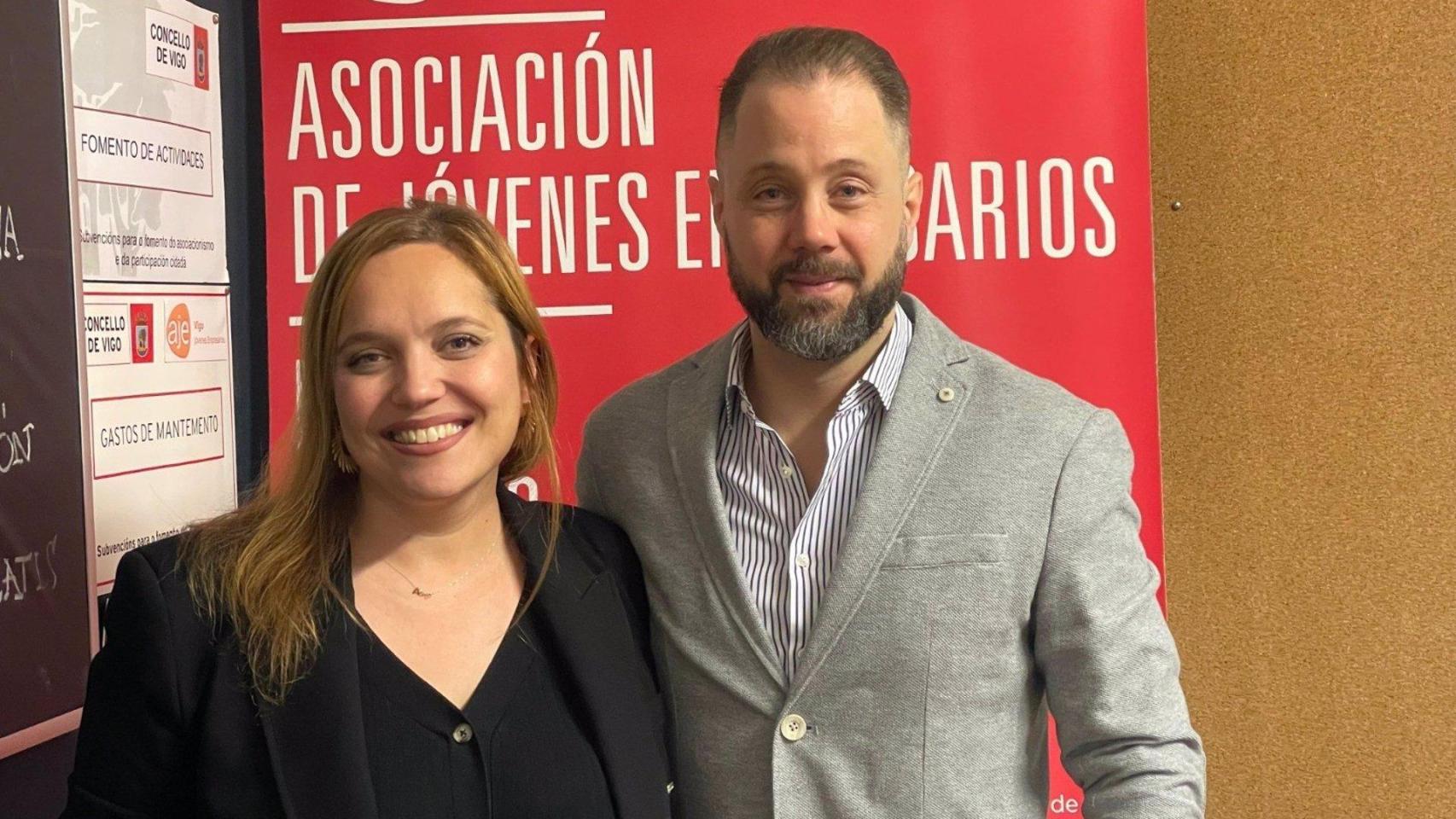 La nueva presidenta de AJE Vigo, Águeda Ubeira, junto al expresidente de la entidad, Iván Suárez