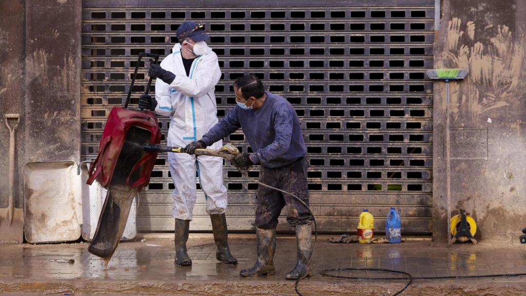 Continúan las labores de limpieza este miércoles en Catarroja, tres semanas después de la tragedia provocada por la DANA. Efe / Kai Försterling