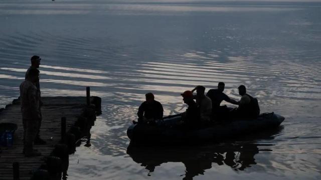 Efectivos de la Armada buscan desaparecidos en las distintas zonas de la Albufera de Valencia.