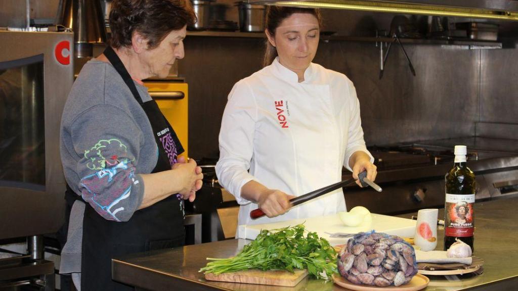 La chef Lucía Freitas se prepara para cocinar la receta de almejas a la marinera de María Fandiño.