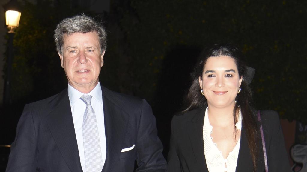 Cayetano Martínez de Irujo junto a su pareja, Bárbara, llegando a la Iglesia de los Gitanos, en Sevilla.