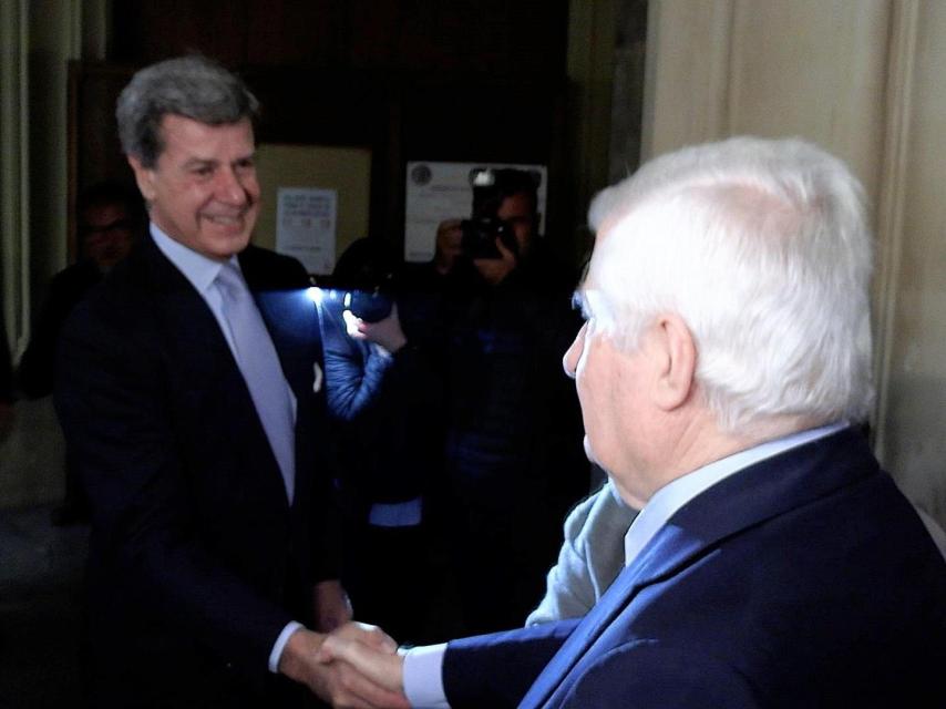 El saludo de Cayetano Martínez de Irujo y su hermano Carlos, este pasado jueves, día 20.