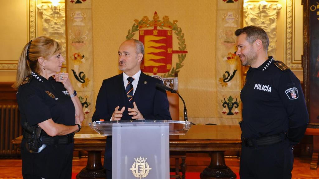 Alberto Cuadrado, concejal de Salud Pública y Seguridad Ciudadana, acompañado de Julia González Calleja y Juan Manuel González Becerra, superintendente e intendente del Cuerpo de la Policía Municipal de Valladolid