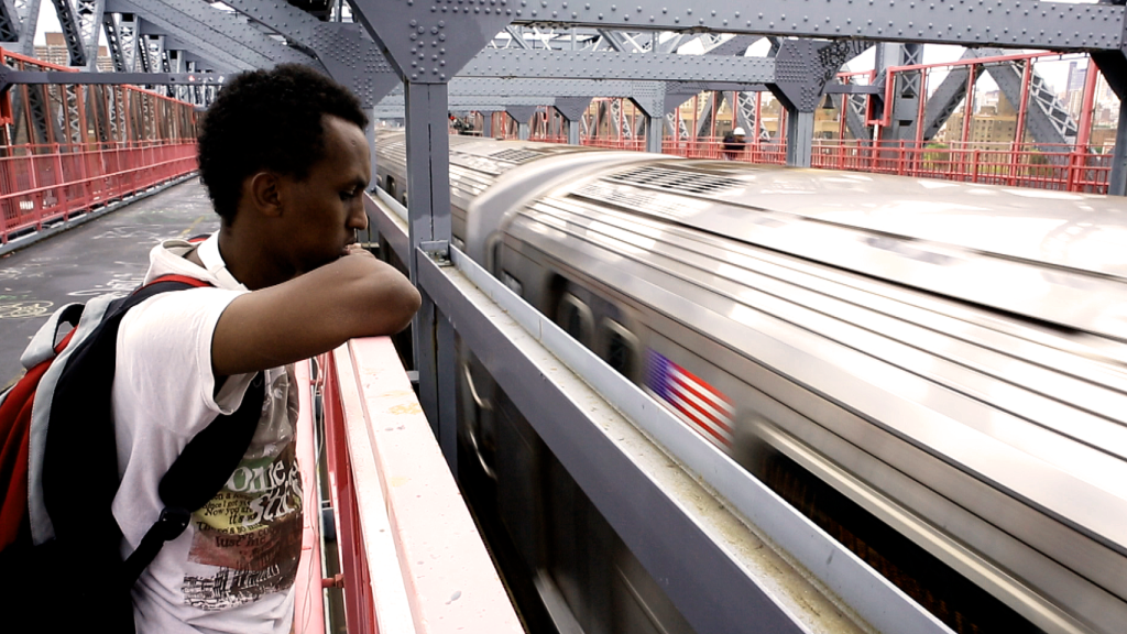 Ali posa junto al metro en Estados Unidos.