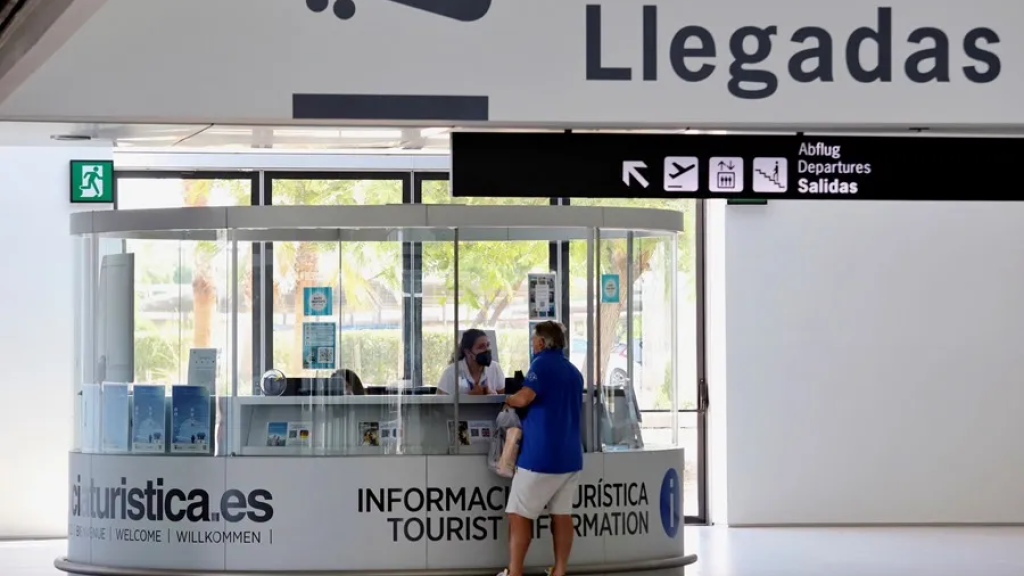 Una foto de archivo del interior del Aeropuerto Internacional de la región de Murcia.