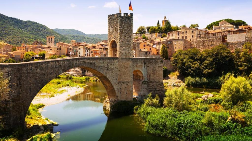 Acceso a Besalú a través de su puente medieval.