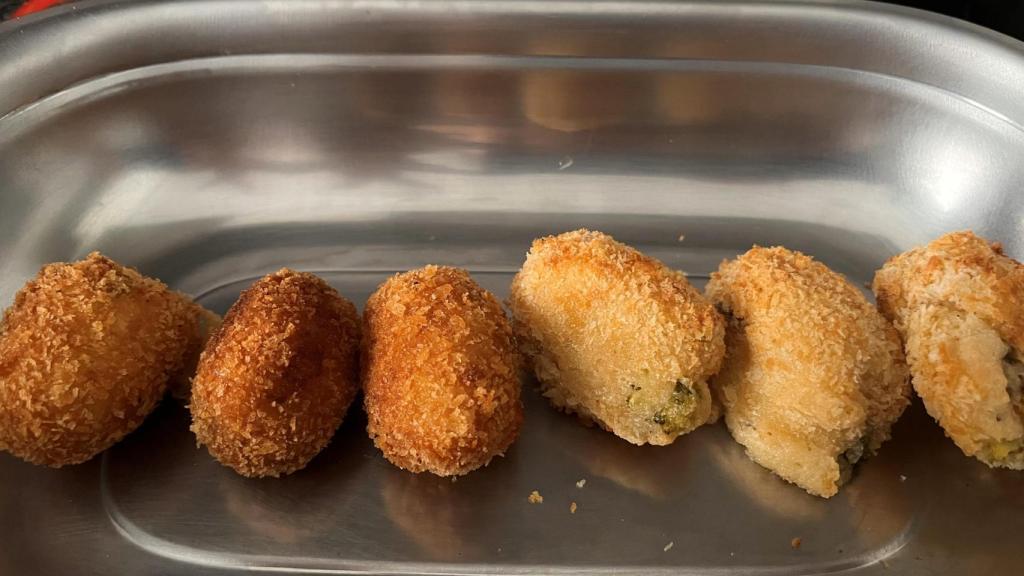 Croquetas fritas en aceite (izquierda) y las mismas croquetas fritas en air fryer (derecha)