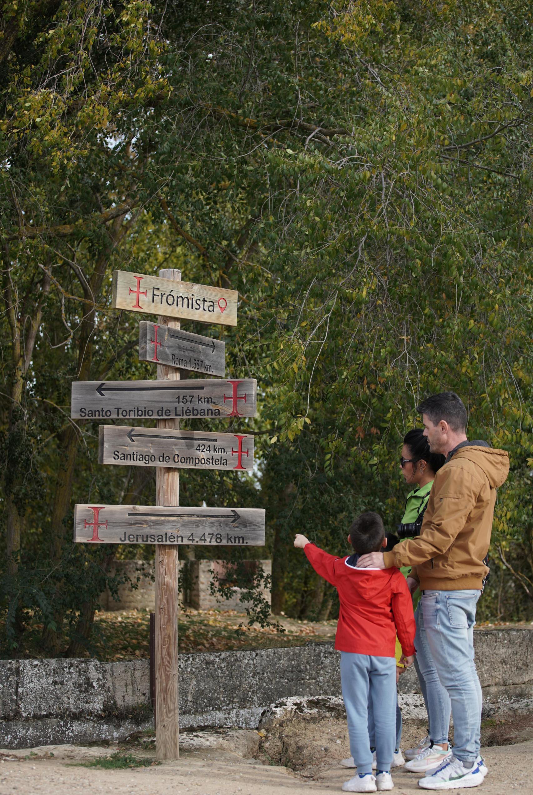 Un indicador que informa sobre diferentes caminos de peregrinación a su paso por Palencia