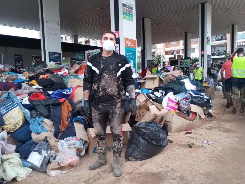 Antonio, un voluntario que ayuda en las labores de limpieza en Catarroja.