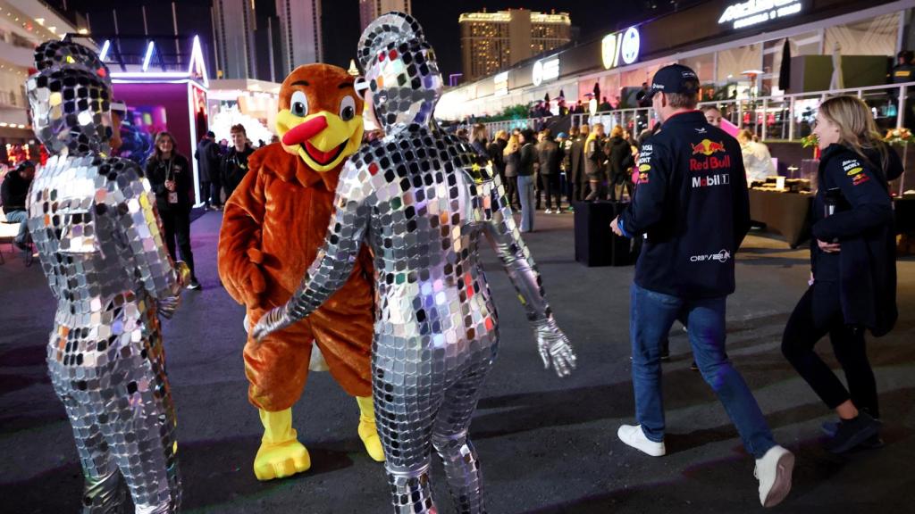 Espectáculo en el paddock del GP de Las Vegas F1 2024