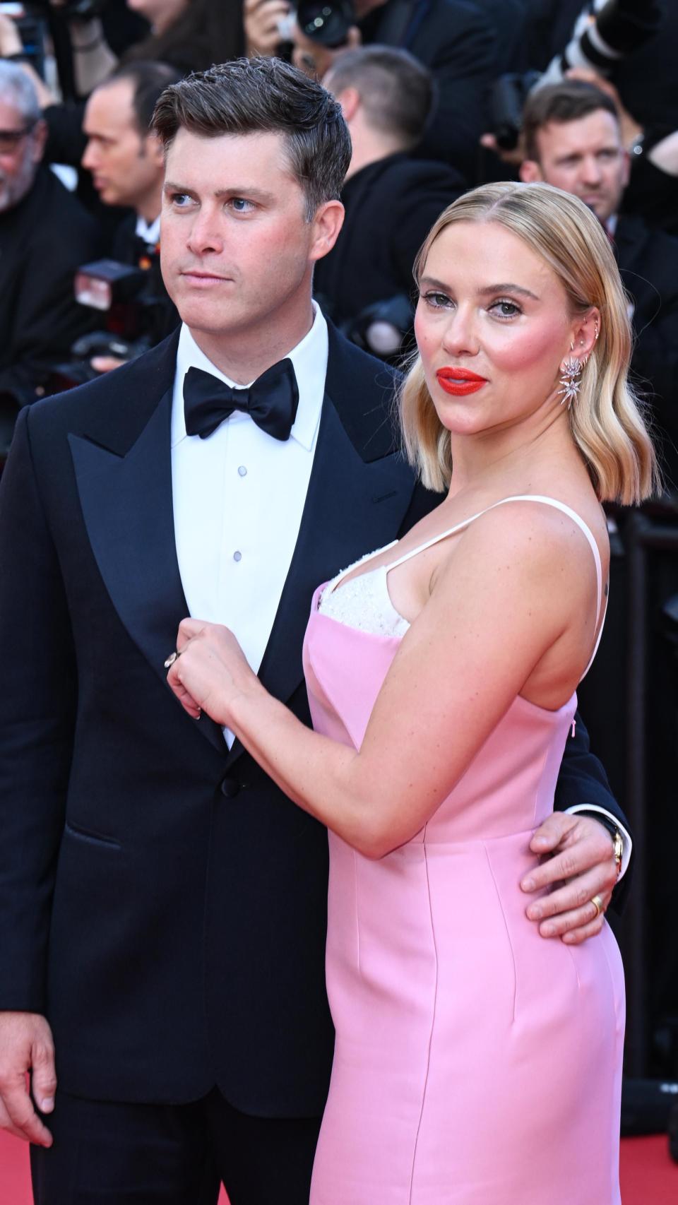 La actriz junto a Colin Jost, en el Festival de Cannes de 2023.