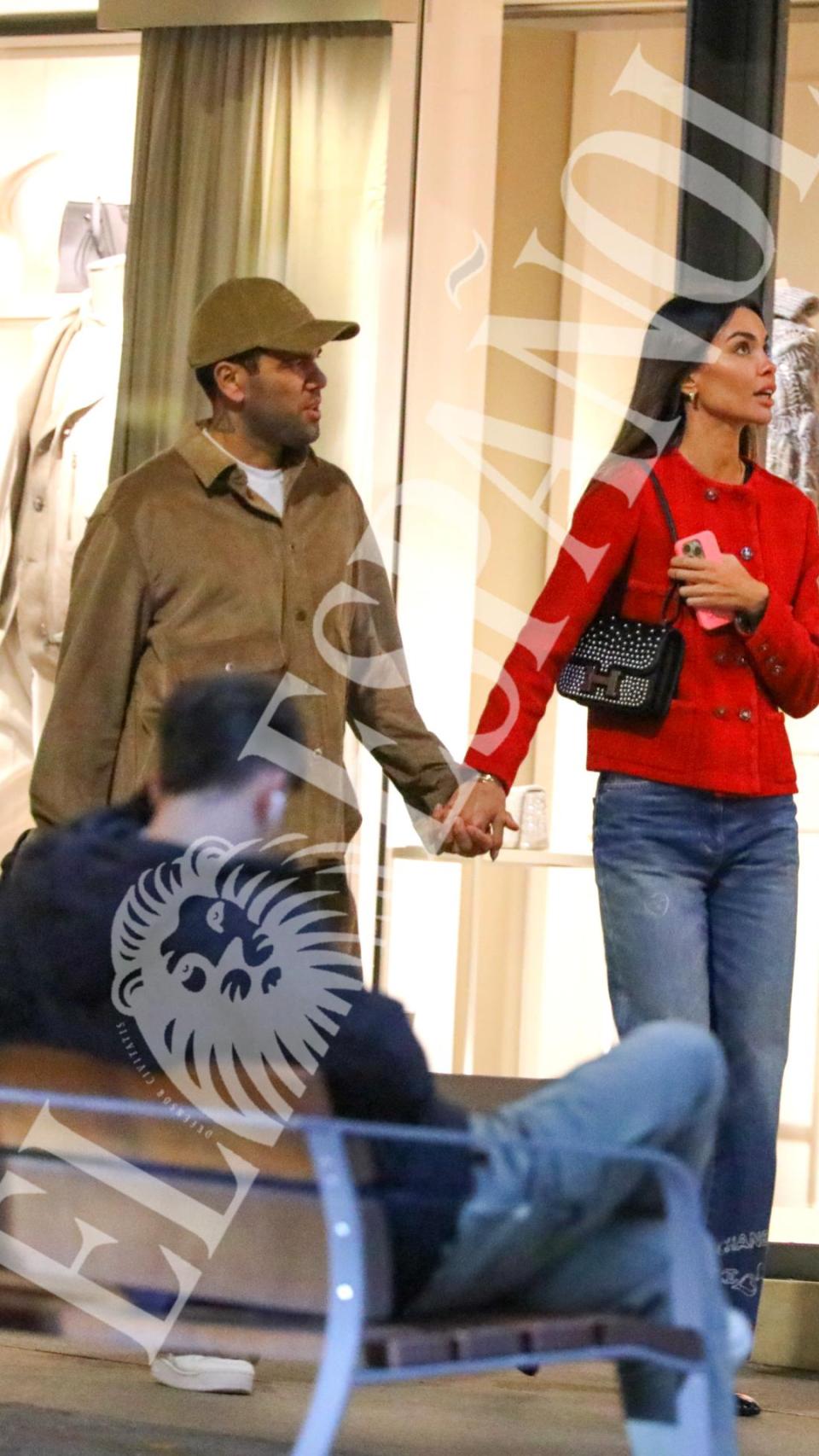 Joana Sanz y Dani Alves paseando por Madrid de la mano, el pasado 20 de noviembre de 2024.