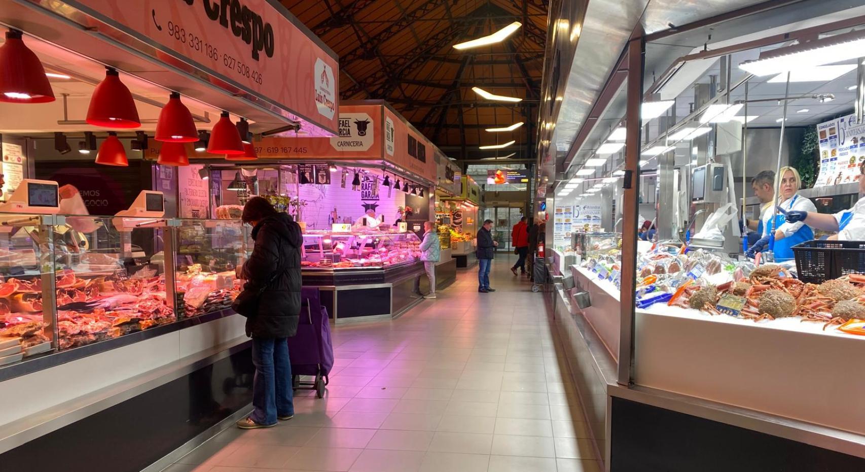 Puestos de charcutería, pescadería, carnicería y frutería de un mercado de alimentación