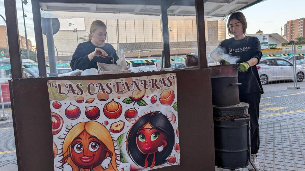 Las castañeras trabajando en su puesto.