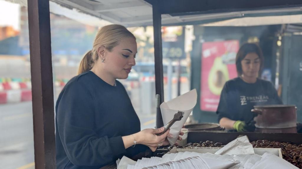 Desi y Ana trabajando.