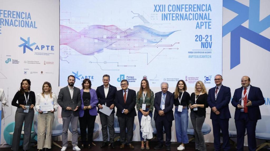 Foto de familia de los ganadores de los premios APTE y figuras institucionales, durante el congreso celebrado en Alicante.