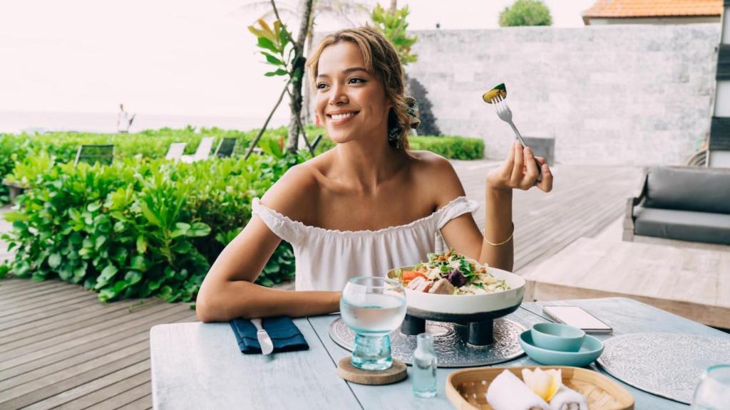 Mujer comiendo saludable.