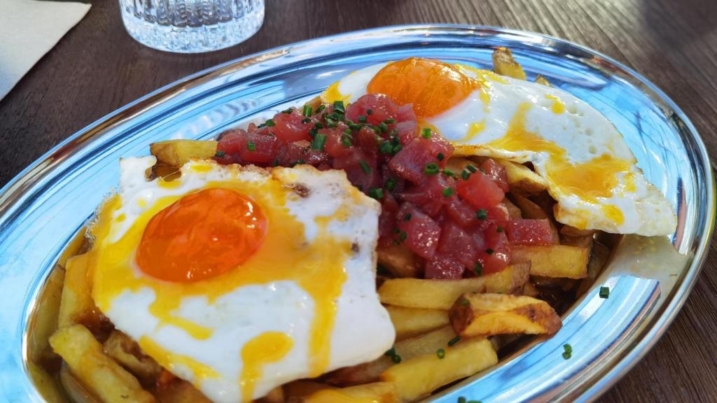 Los huevos rotos con atún rojo de Voltereta Tanzania.