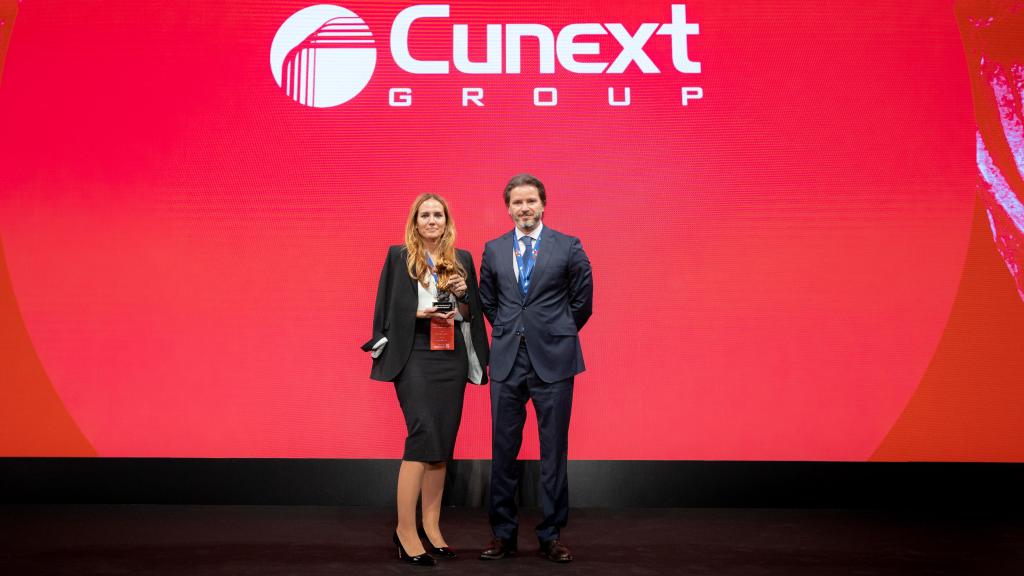 La directiva de Cunext recogiendo el premio.